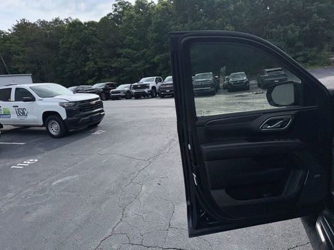 Used 2023 Chevrolet Suburban RST AWD/4WD image 13