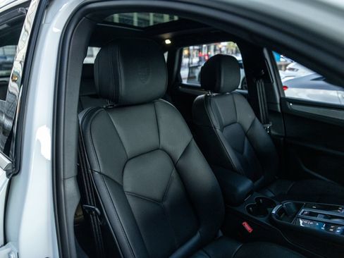 Certified 2026 Porsche Macan AWD/4WD image 32