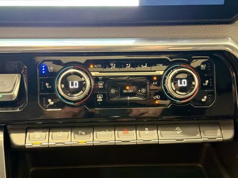 Used 2025 GMC Sierra 3500 Denali w/ Denali Reserve Package AWD/4WD image 15