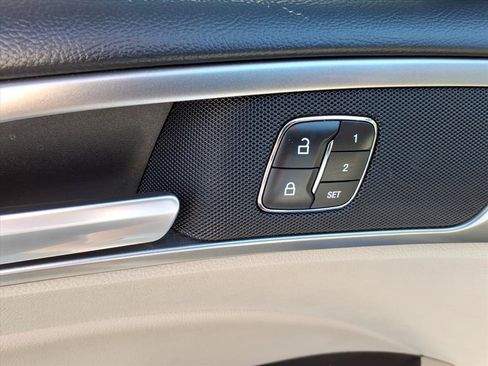 Used 2018 Ford Fusion SE w/ Fusion SE Technology Package FWD image 26
