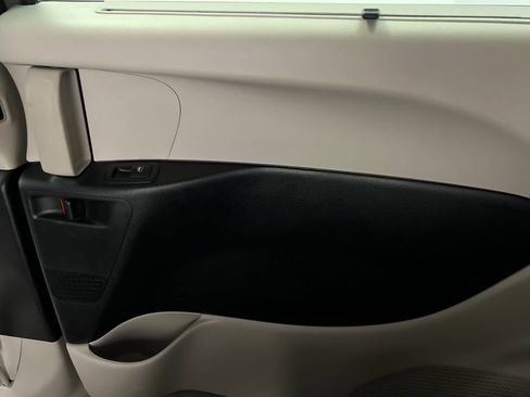 Used 2023 Chrysler Pacifica Touring-L FWD image 33