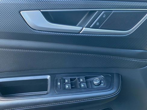 Certified 2025 Volkswagen Atlas Cross Sport SEL image 18