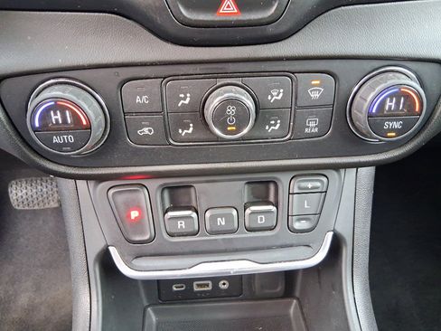 Used 2019 GMC Terrain SLT w/ Preferred Package image 14