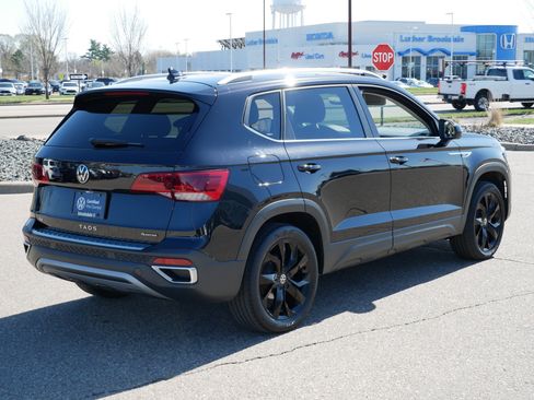 Used 2023 Volkswagen Taos SE w/ Panoramic Sunroof Package image 7