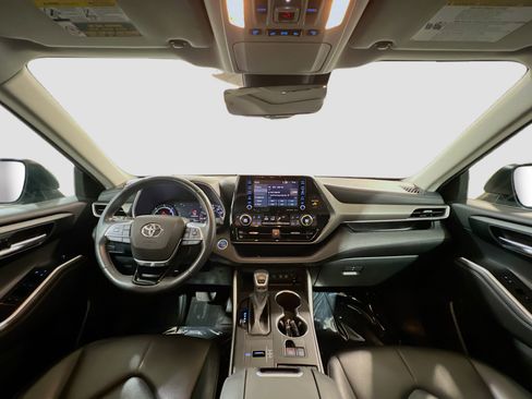 Used 2020 Toyota Highlander XLE image 16