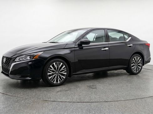 Used 2025 Nissan Altima 2.5 SV FWD image 3