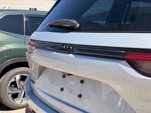 Used 2024 Jeep Grand Cherokee Altitude image 17