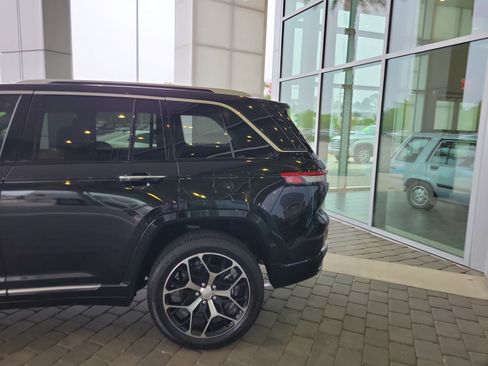 Used 2022 Jeep Grand Cherokee Summit image 4