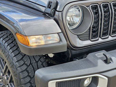 Used 2024 Jeep Gladiator Sport AWD/4WD image 9