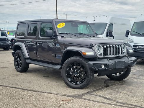 Used 2025 Jeep Wrangler Unlimited Sahara AWD/4WD image 14