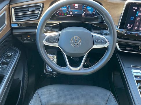 Certified 2024 Volkswagen Atlas SE image 3