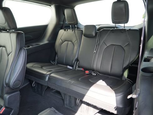 Used 2025 Chrysler Pacifica Select FWD image 25