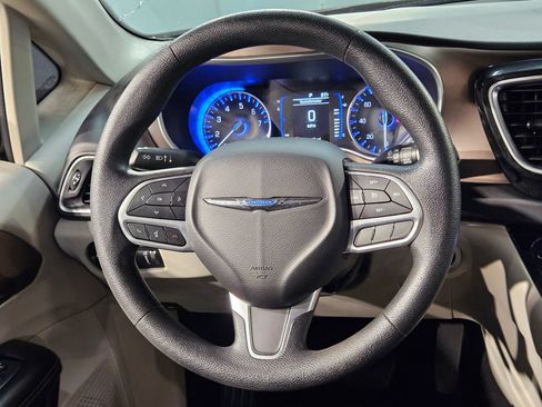 Used 2021 Chrysler Voyager L FWD image 26