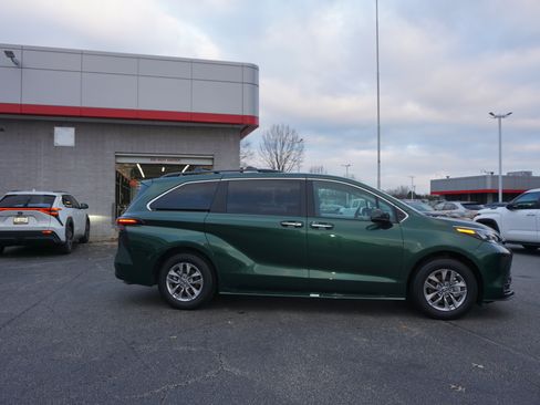 Used 2025 Toyota Sienna XLE image 3