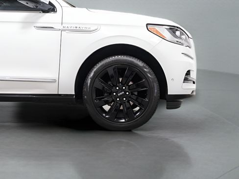 Used 2023 Lincoln Navigator Reserve AWD/4WD image 7