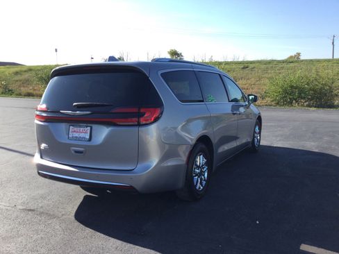 Used 2021 Chrysler Pacifica Touring-L image 8