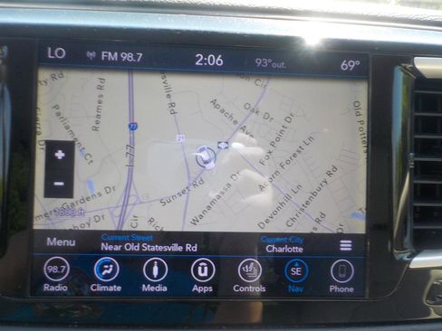 Used 2018 Chrysler Pacifica Touring-L image 17