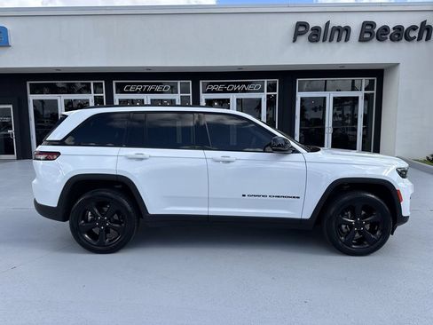 Used 2022 Jeep Grand Cherokee Altitude AWD/4WD image 5