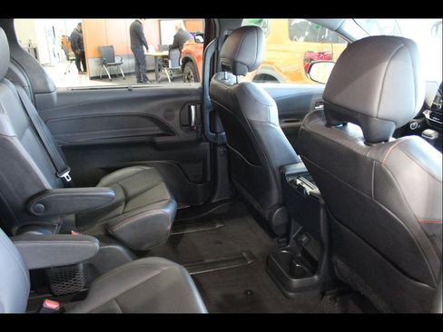 Used 2021 Toyota Sienna XSE w/ XSE Plus Package FWD image 16
