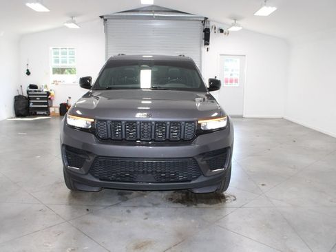 Used 2022 Jeep Grand Cherokee Altitude RWD image 4