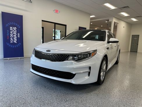 Used 2018 Kia Optima EX w/ Premium Package image 3