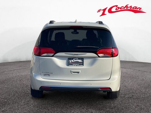 Used 2017 Chrysler Pacifica Touring-L w/ Tire & Wheel Group FWD image 26