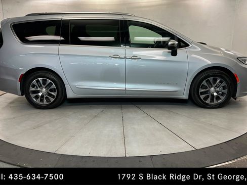 Used 2026 Chrysler Pacifica Pinnacle image 6