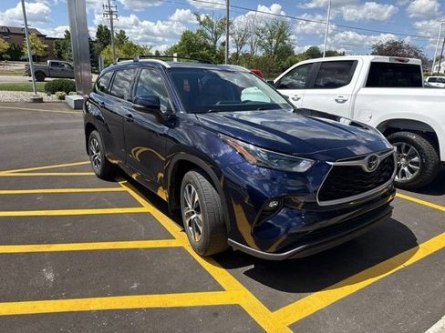 Used 2022 Toyota Highlander XLE AWD/4WD image 1