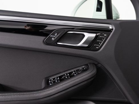 Certified 2025 Porsche Macan image 20