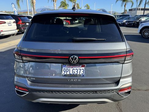 Certified 2025 Volkswagen Taos SE image 9