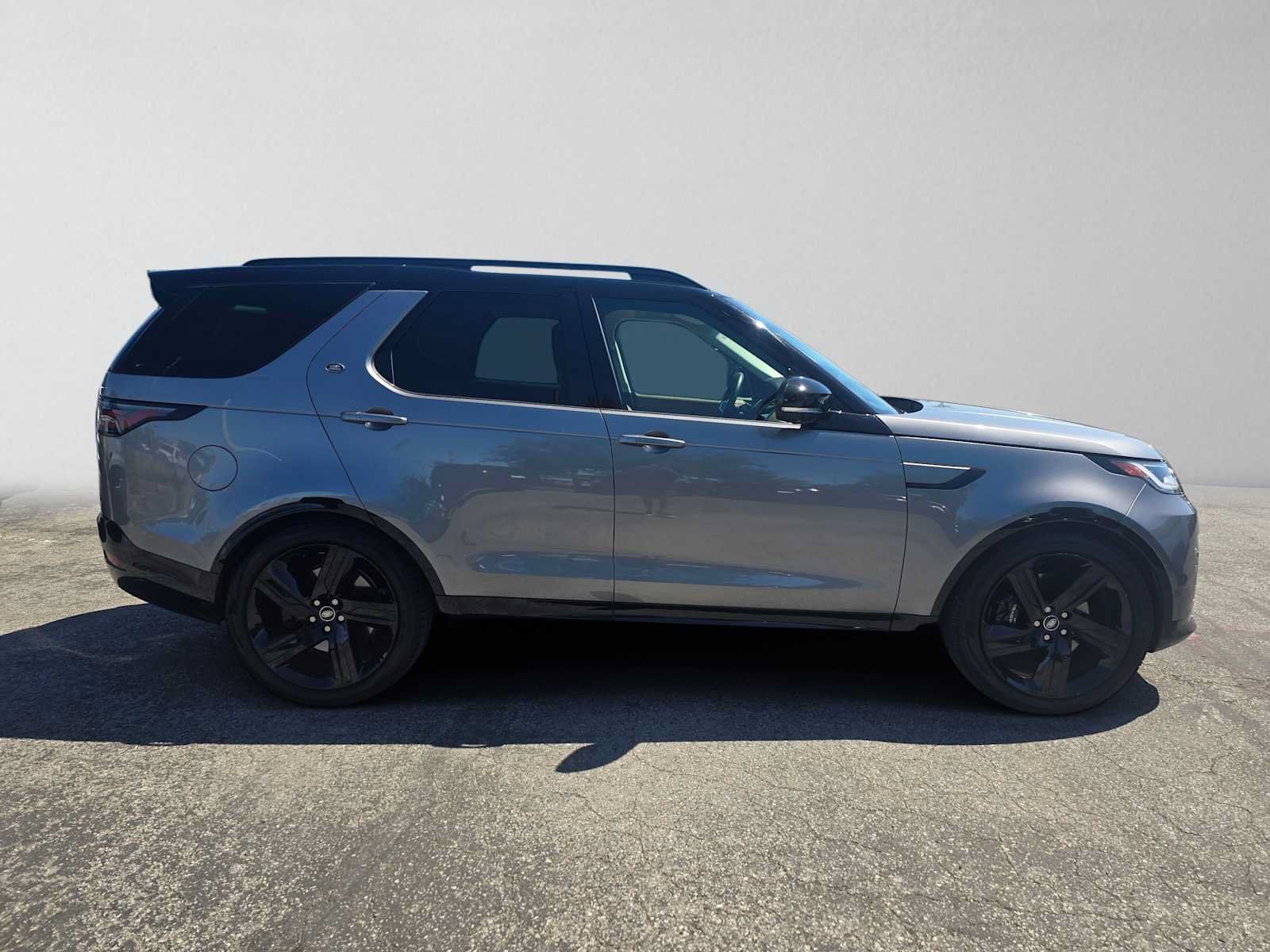 Used 2025 Land Rover Discovery Metropolitan Edition AWD/4WD image 6