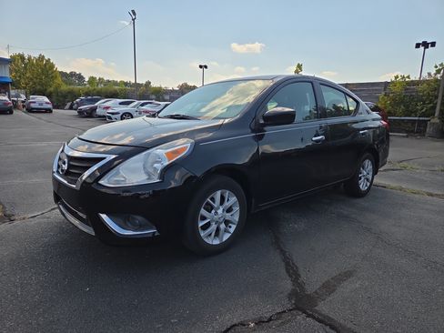 Used 2017 Nissan Versa SV w/ SV Special Edition Package FWD image 1