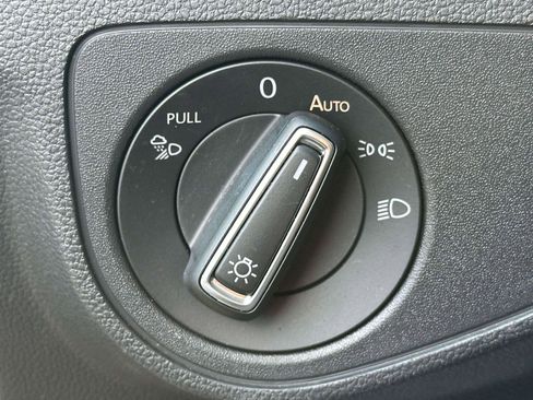 Certified 2022 Volkswagen Atlas Cross Sport SE image 18