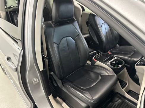 Used 2017 Chrysler Pacifica Touring-L image 33