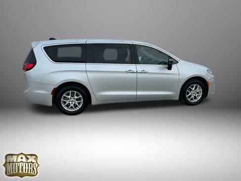 Used 2024 Chrysler Pacifica Touring-L image 10