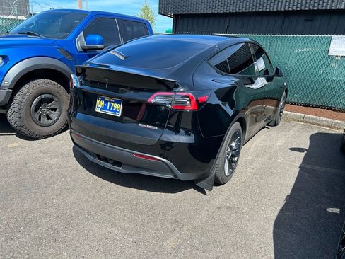 Used 2023 Tesla Model Y Performance image 5