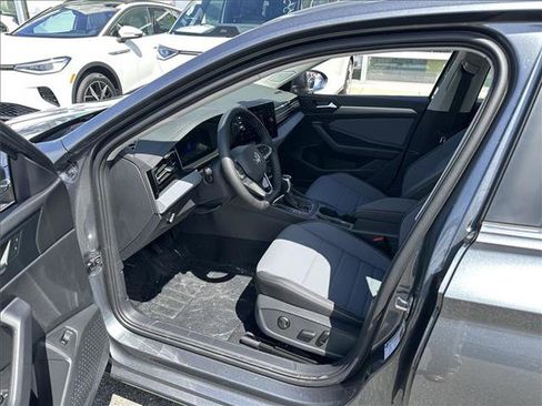 Used 2025 Volkswagen Jetta SE FWD image 11