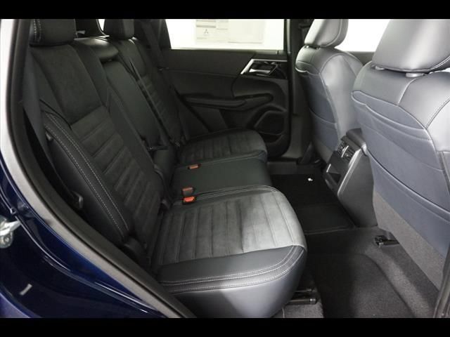 Used 2025 Mitsubishi Outlander SE AWD/4WD image 11