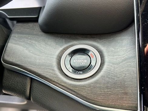 Used 2024 Jeep Grand Cherokee Overland w/ Luxury Tech Group IV image 27