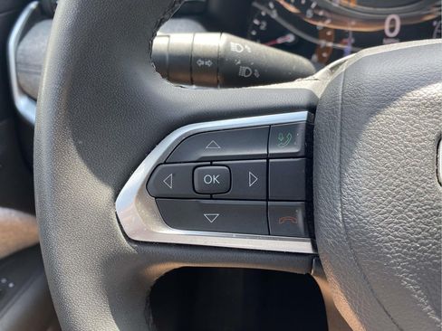 Used 2024 Jeep Compass Latitude AWD/4WD image 19