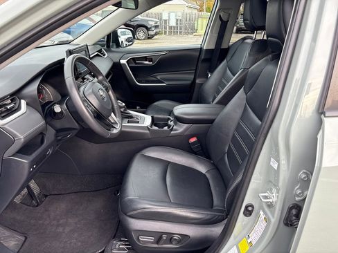 Used 2020 Toyota RAV4 XLE Premium image 9