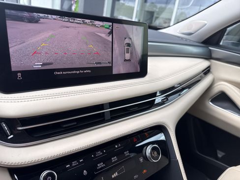 Used 2023 INFINITI QX60 Luxe w/ Vision Package FWD image 9