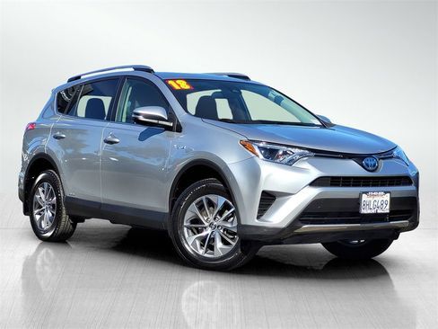 Used 2018 Toyota RAV4 LE image 1