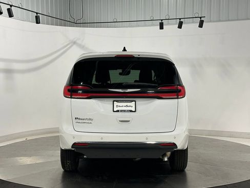 Used 2023 Chrysler Pacifica Touring-L FWD image 7