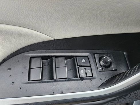 Used 2021 Toyota RAV4 XLE Premium image 17