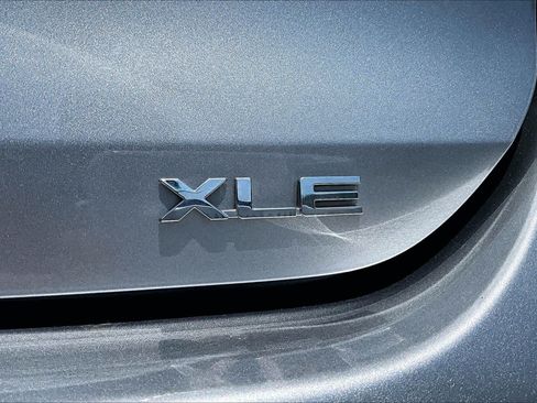 Used 2022 Toyota Highlander XLE AWD/4WD image 18