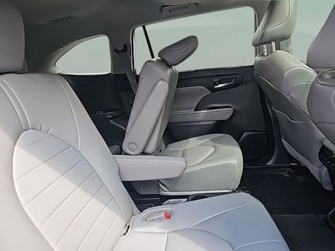 Used 2022 Toyota Highlander XLE image 33