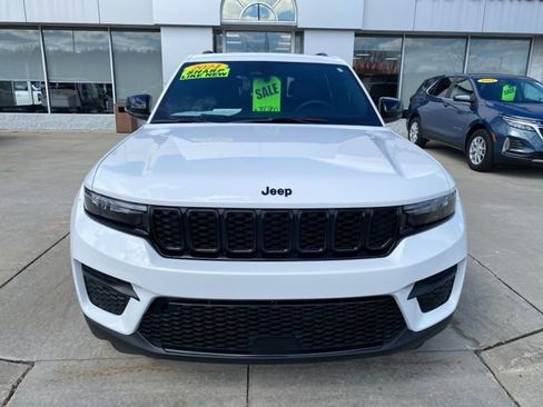 Used 2024 Jeep Grand Cherokee Altitude image 11