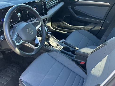 Used 2025 Volkswagen Jetta SE FWD image 8