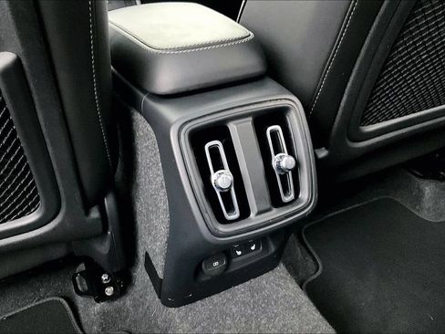 Certified 2025 Volvo XC40 B5 Plus AWD/4WD image 31